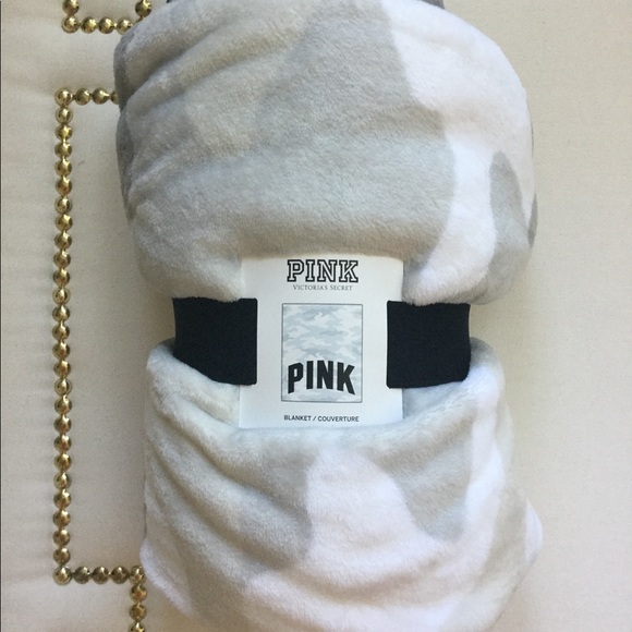 ❄️❄️VS Pink Camo Fleece Blanket❄️❄️ - Picture 3 of 6